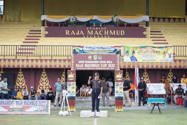 Bupati HM Wardan di Stadion Raja Machmud