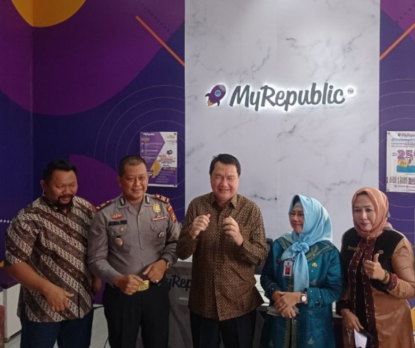 Direktur Sales and Marketing MyRepublic Iman Syahrizal (tengah) memperkenalkan kantornya kepada para pejabat dan pihak rekanan di Kompleks Perkantoran Sudirman Business Central, Kamis (30/6/2022). Foto: Surya/Riau1.