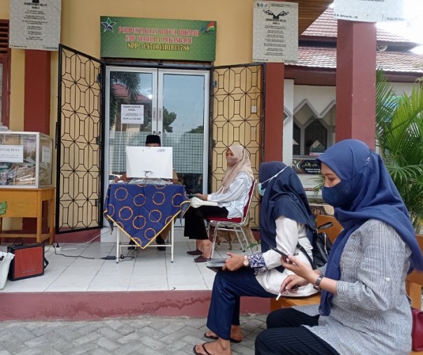 Orang tua peserta didik saat pendaftaran langsung di SMP Negeri 4 Pekanbaru, Senin (4/7/2022). Foto: Surya/Riau1.