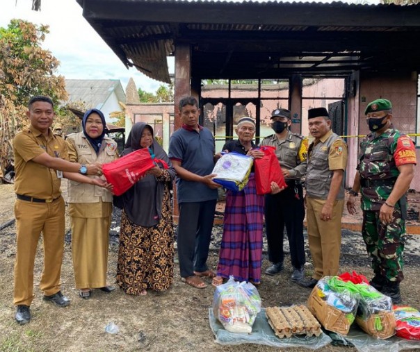 Tim Dinsos Pekanbaru menyerahkan bantuan sembako kepada korban kebakaran di Kelurahan Labuhbaru Barat, Kecamatan Payung Sekaki pada 5 Juli 2022. Foto: Istimewa. 