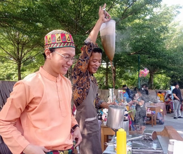 Seorang karyawan kafe saat menyeduh kopi secara tradisional di Festival Coffee and Craft di RTH Kaca Mayang. Foto: Surya/Riau1.