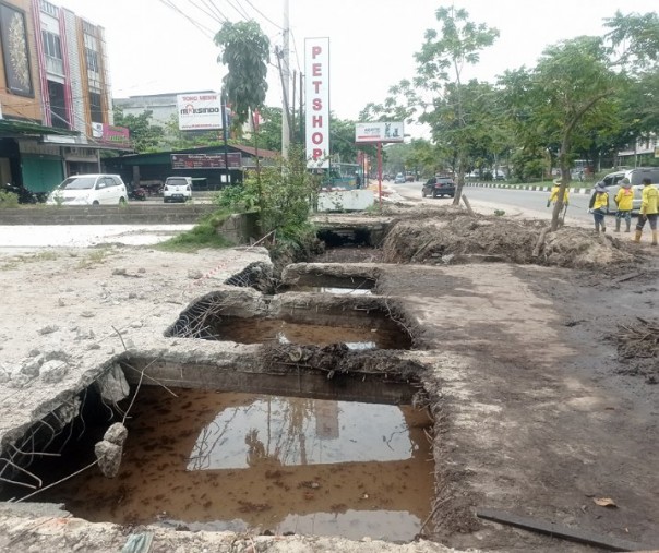 Dinas PUPR Pekanbaru usai membongkar jembatan beton ruko yang menutup drainase Jalan Arifin Ahmad. Foto: Surya/Riau1.