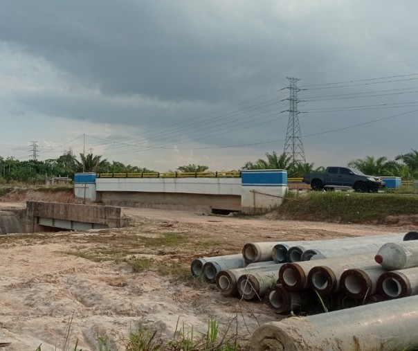Proyek jembatan di depan Kompleks Perkantoran Tenayan Raya. Foto: Surya/Riau1.