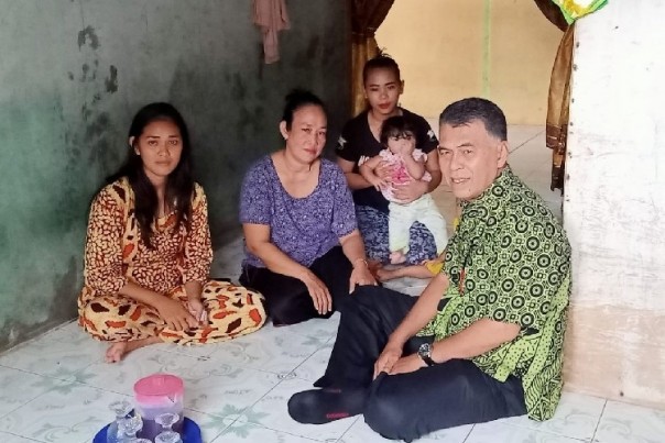  Bupati Natuna Wan Siswandi bersama keluarga nelayan yang ditangkap Polis Malaysia/Batamnews