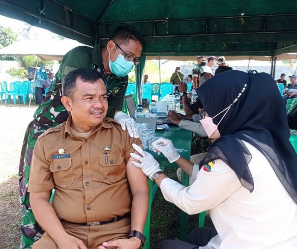 PNS Pemko Pekanbaru saat mengikuti vaksinasi massal yang digelar oleh TNI AD beberapa waktu lalu. Foto: Surya/Riau1.