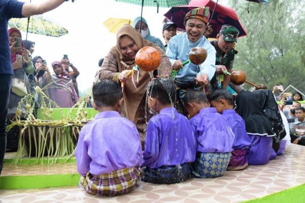 Bupati dan Wakil Bupati Bengkalis ikuti budaya Mandi Safar tahun ini