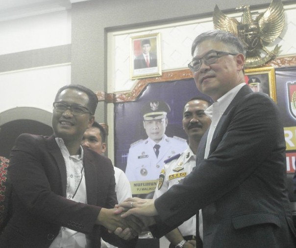Direktur PT Jujur Maju Properti Refi Yulianto bersalaman dengan Chairman Tron Energy Technology Corp Richard Huang usai penandatanganan MoU pengadaan bus listrik di Pekanbaru, Jumat (23/9/2022). Foto: Surya/Riau1.
