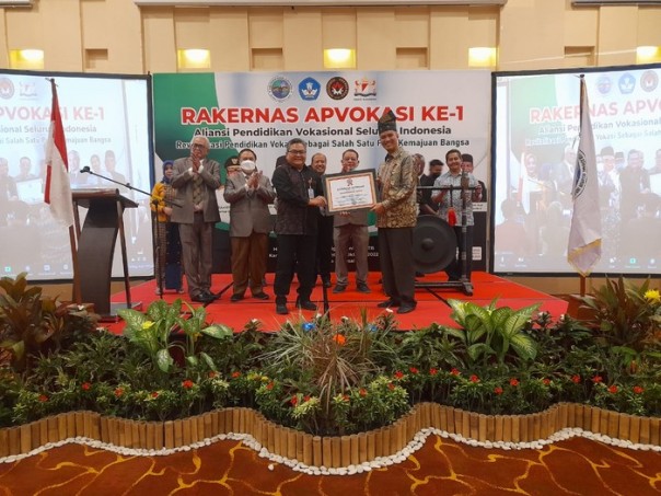 Plt Kepala Dinas Pendidikan, M Job Kurniawan mewakili Gubri Syamsuar terima penghargaan