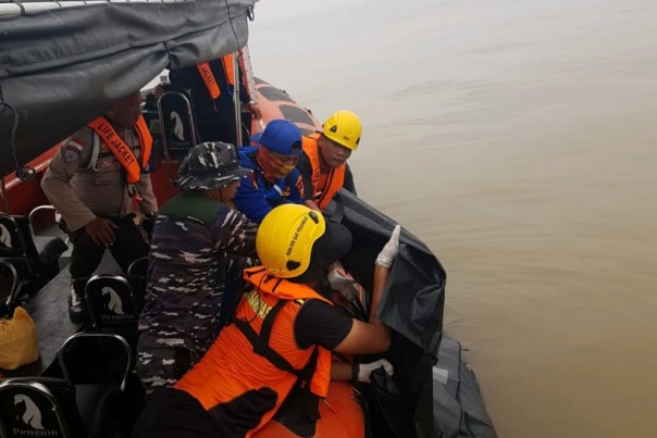 Tim SAR Selatpanjang evakuasi mayat yang ditemukan 