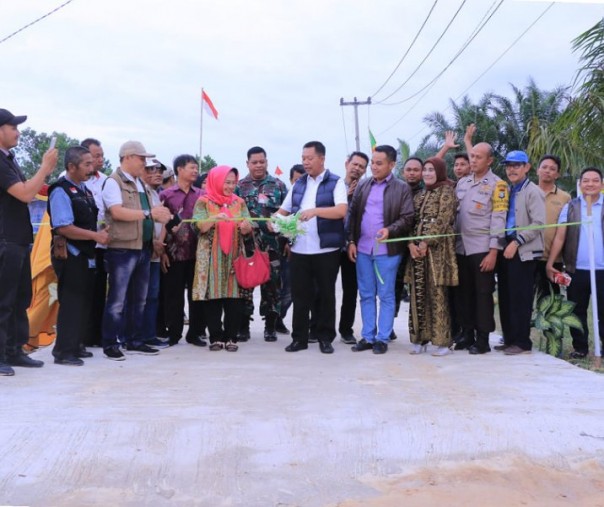Kepala Dinas PUPR Pekanbaru Indra Pomi Nasution bersama Asisten II El Syabrina dan Camat Bukit Raya Tengku Ardi saat meresmikan semenisasi Jalan Purnama Sari pada 1 Oktober 2022. Foto: Istimewa. 
