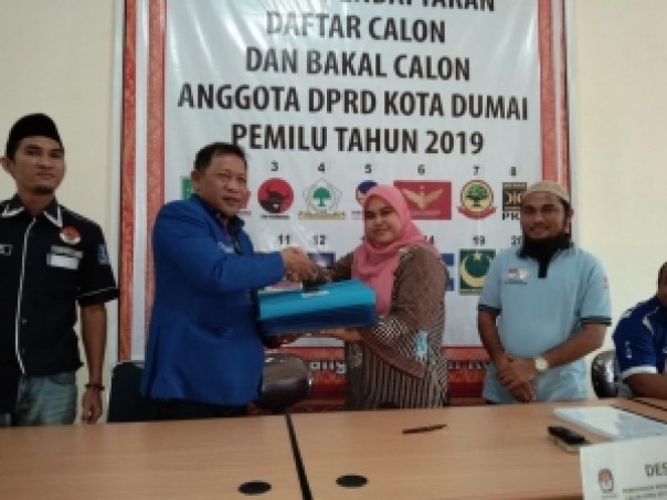 Ketua DPD PAN Kota Dumai menyerahkan berkas pendaftaran ke KPU. 